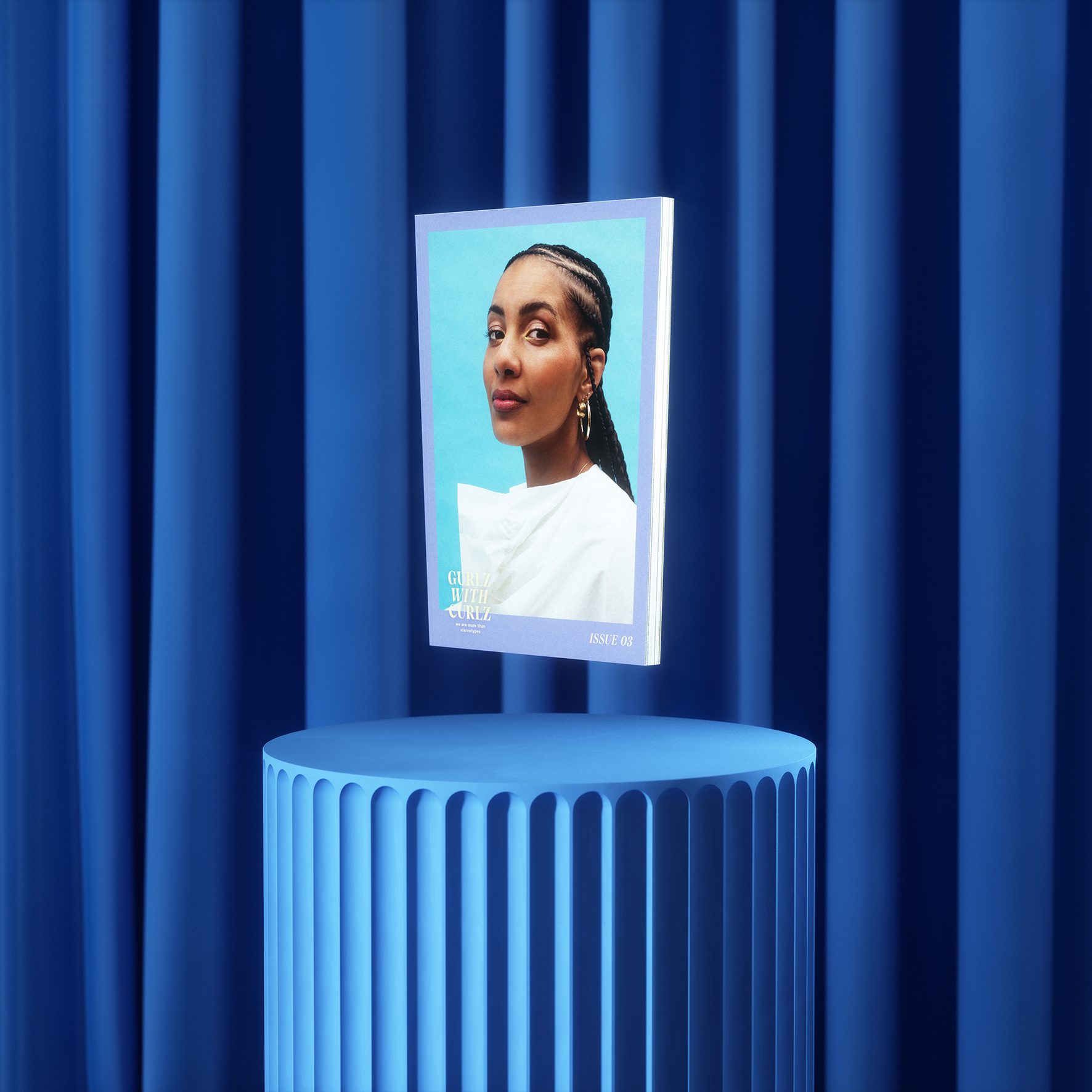 Ein Bilderrahmen mit einer Schwazen Frau auf einem blauen Podest vor blauem Hintergrund.