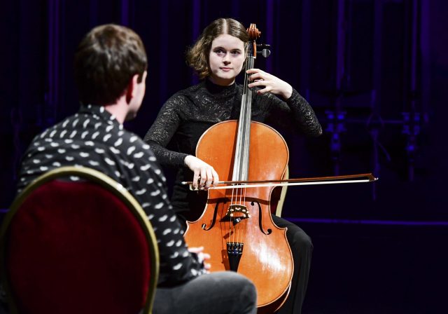 20. Mai 2020 / Berlin / Neukölln / Karl Marx straße 141 / Konzert im Heimathafen — Intimes Konzert — Cellistin Anne Claire (24) spielt für den Reporter Thalmann (30)