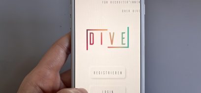 Ein Smartphone mit der geöffneten DIVE App.